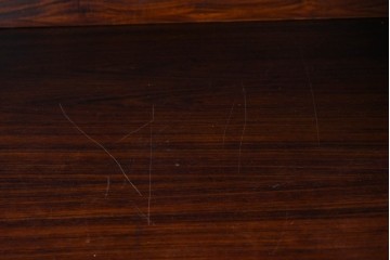 デンマークヴィンテージ　Erik Brouer(エリック・ブロイヤー)デザイン　ローズウッド材　木目が美しいガラス扉のキャビネット　(R-086388)