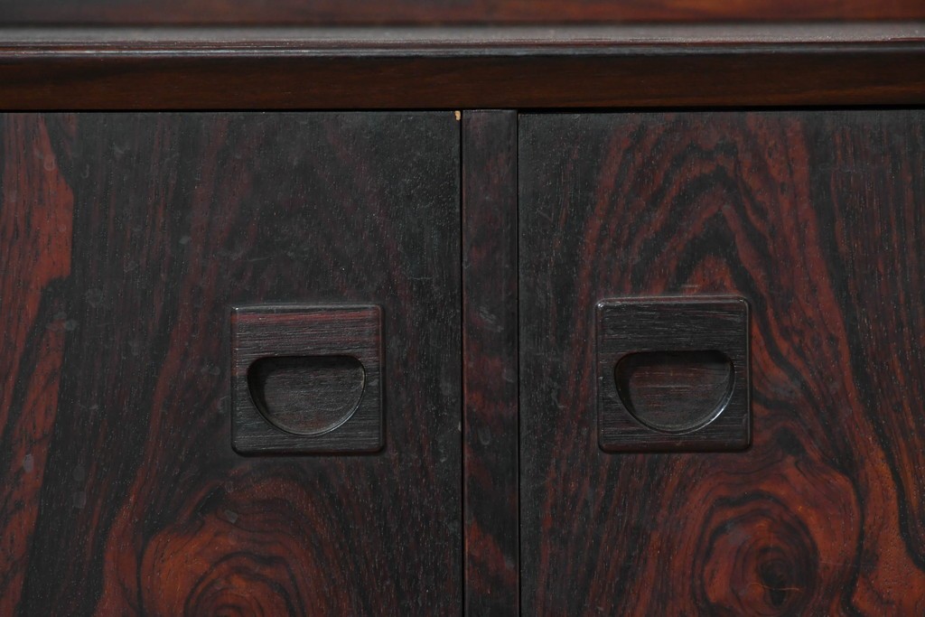 デンマークヴィンテージ　Erik Brouer(エリック・ブロイヤー)デザイン　ローズウッド材　木目が美しいガラス扉のキャビネット　(R-086388)