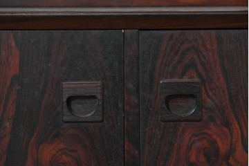 デンマークヴィンテージ　Erik Brouer(エリック・ブロイヤー)デザイン　ローズウッド材　木目が美しいガラス扉のキャビネット　(R-086388)