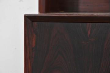 デンマークヴィンテージ　Erik Brouer(エリック・ブロイヤー)デザイン　ローズウッド材　木目が美しいガラス扉のキャビネット　(R-086388)