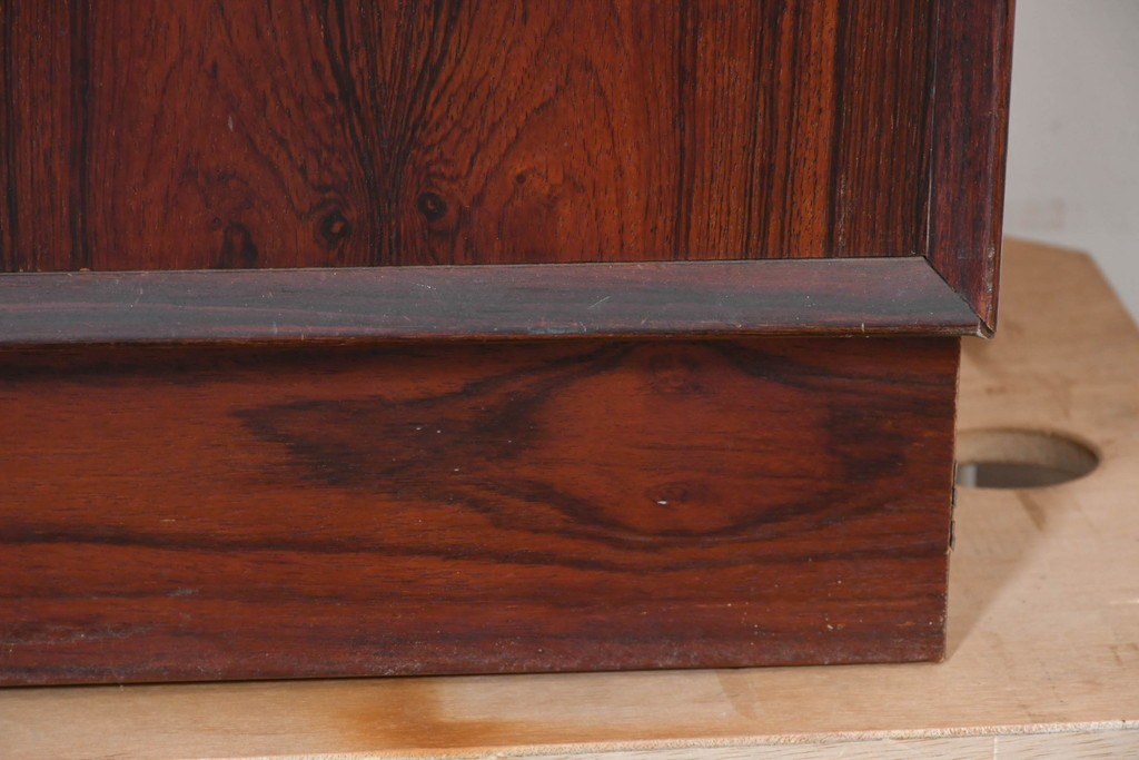 デンマークヴィンテージ　Erik Brouer(エリック・ブロイヤー)デザイン　ローズウッド材　木目が美しいガラス扉のキャビネット　(R-086388)