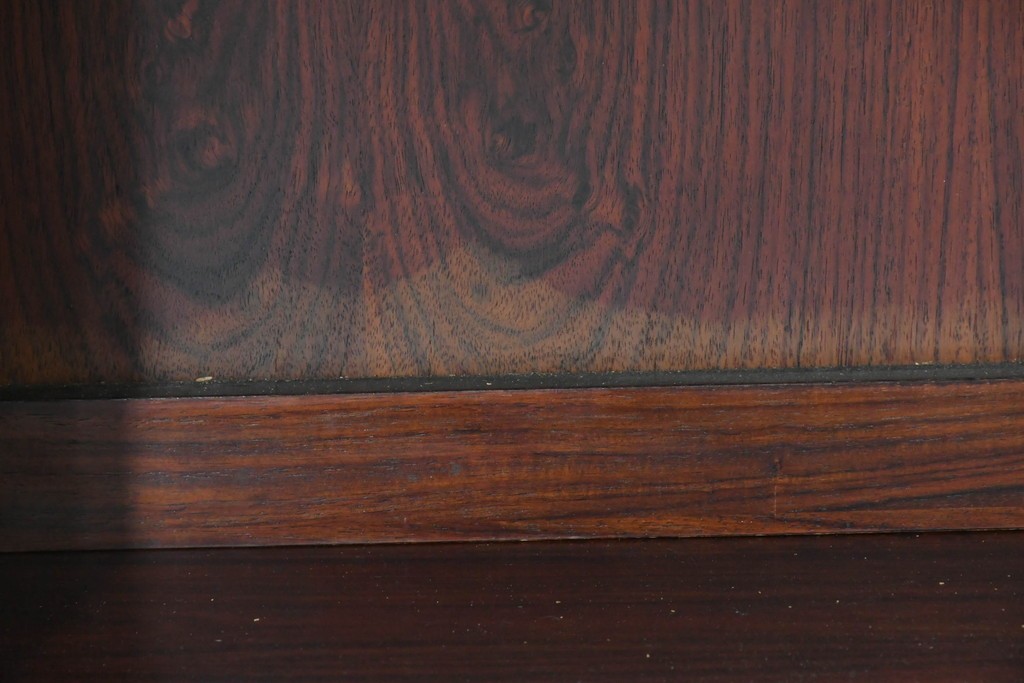 デンマークヴィンテージ　Erik Brouer(エリック・ブロイヤー)デザイン　ローズウッド材　木目が美しいガラス扉のキャビネット　(R-086388)