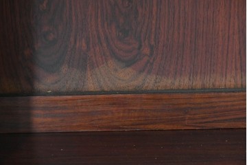 デンマークヴィンテージ　Erik Brouer(エリック・ブロイヤー)デザイン　ローズウッド材　木目が美しいガラス扉のキャビネット　(R-086388)