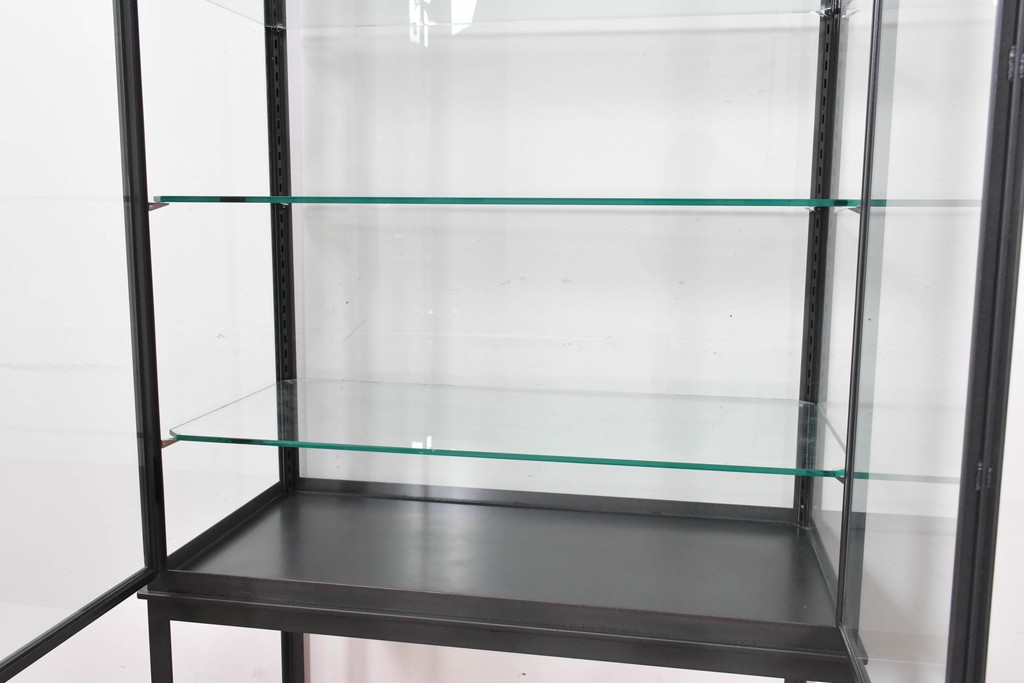 中古　モデルルーム展示品　重量約110kg　高級な逸品!　職人手作りのアイアンフレームが目を引くガラスショーケース　定価約45万円　(R-086390)