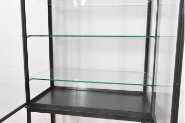 中古　モデルルーム展示品　重量約110kg　高級な逸品!　職人手作りのアイアンフレームが目を引くガラスショーケース　定価約45万円　(R-086390)
