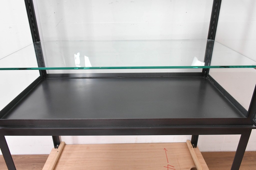 中古　モデルルーム展示品　重量約110kg　高級な逸品!　職人手作りのアイアンフレームが目を引くガラスショーケース　定価約45万円　(R-086390)