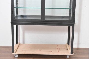 中古　モデルルーム展示品　重量約110kg　高級な逸品!　職人手作りのアイアンフレームが目を引くガラスショーケース　定価約45万円　(R-086390)