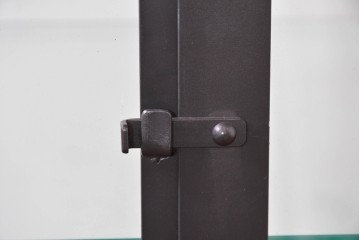 中古　モデルルーム展示品　重量約110kg　高級な逸品!　職人手作りのアイアンフレームが目を引くガラスショーケース　定価約45万円　(R-086390)