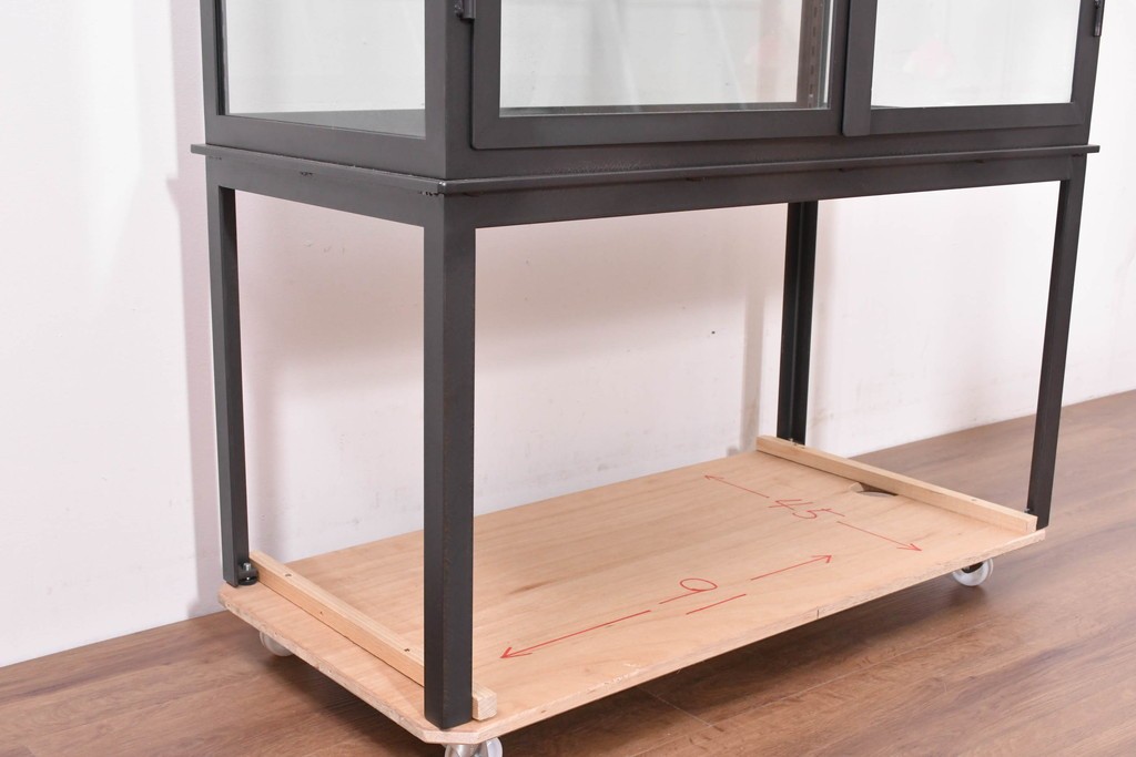 中古　モデルルーム展示品　重量約110kg　高級な逸品!　職人手作りのアイアンフレームが目を引くガラスショーケース　定価約45万円　(R-086390)