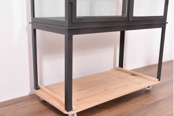 中古　モデルルーム展示品　重量約110kg　高級な逸品!　職人手作りのアイアンフレームが目を引くガラスショーケース　定価約45万円　(R-086390)