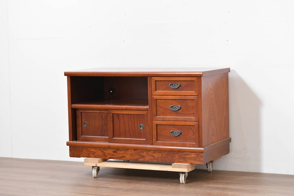 中古　欅(ケヤキ)材　引き戸と引き出しを備えた木目の美しいローボード　(R-086391)