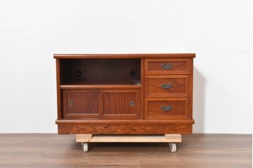 中古　欅(ケヤキ)材　引き戸と引き出しを備えた木目の美しいローボード　(R-086391)