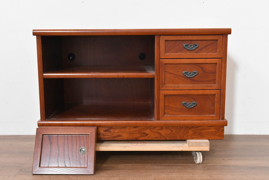 中古　欅(ケヤキ)材　引き戸と引き出しを備えた木目の美しいローボード　(R-086391)