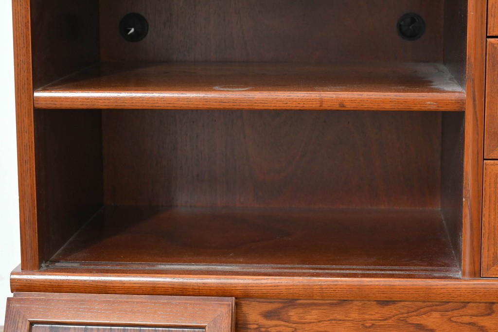 中古　欅(ケヤキ)材　引き戸と引き出しを備えた木目の美しいローボード　(R-086391)