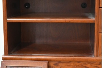 中古　欅(ケヤキ)材　引き戸と引き出しを備えた木目の美しいローボード　(R-086391)