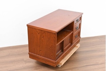 中古　欅(ケヤキ)材　引き戸と引き出しを備えた木目の美しいローボード　(R-086391)