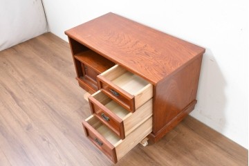 中古　欅(ケヤキ)材　引き戸と引き出しを備えた木目の美しいローボード　(R-086391)