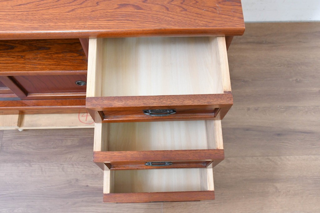 中古　欅(ケヤキ)材　引き戸と引き出しを備えた木目の美しいローボード　(R-086391)