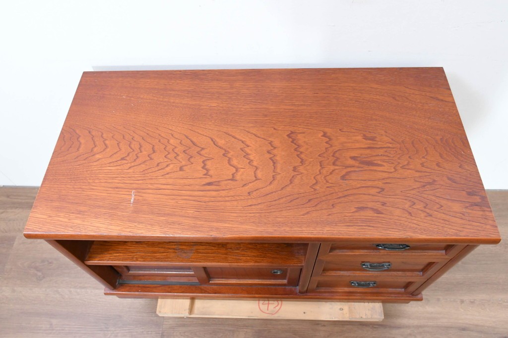 中古　欅(ケヤキ)材　引き戸と引き出しを備えた木目の美しいローボード　(R-086391)