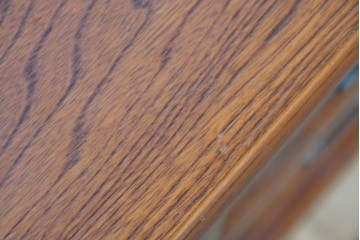 中古　欅(ケヤキ)材　引き戸と引き出しを備えた木目の美しいローボード　(R-086391)