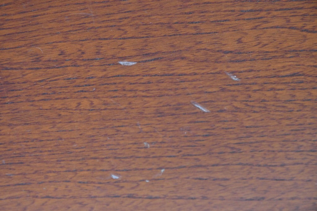 中古　欅(ケヤキ)材　引き戸と引き出しを備えた木目の美しいローボード　(R-086391)