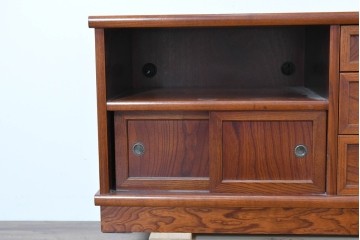 中古　欅(ケヤキ)材　引き戸と引き出しを備えた木目の美しいローボード　(R-086391)