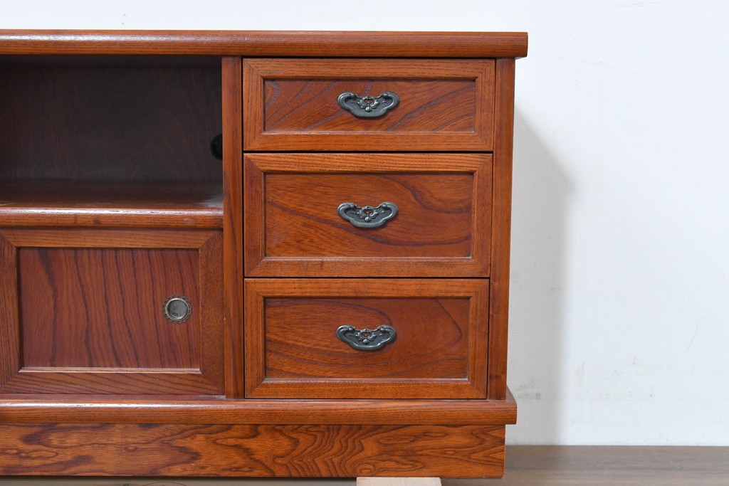 中古　欅(ケヤキ)材　引き戸と引き出しを備えた木目の美しいローボード　(R-086391)