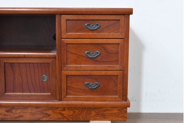 中古　欅(ケヤキ)材　引き戸と引き出しを備えた木目の美しいローボード　(R-086391)