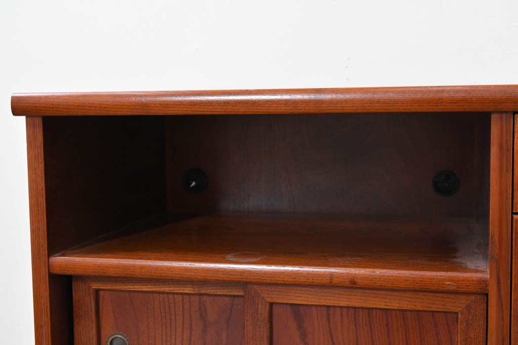 中古　欅(ケヤキ)材　引き戸と引き出しを備えた木目の美しいローボード　(R-086391)