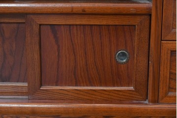 中古　欅(ケヤキ)材　引き戸と引き出しを備えた木目の美しいローボード　(R-086391)