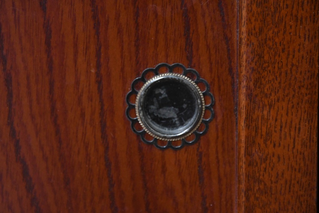 中古　欅(ケヤキ)材　引き戸と引き出しを備えた木目の美しいローボード　(R-086391)