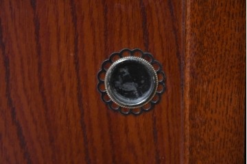 中古　欅(ケヤキ)材　引き戸と引き出しを備えた木目の美しいローボード　(R-086391)