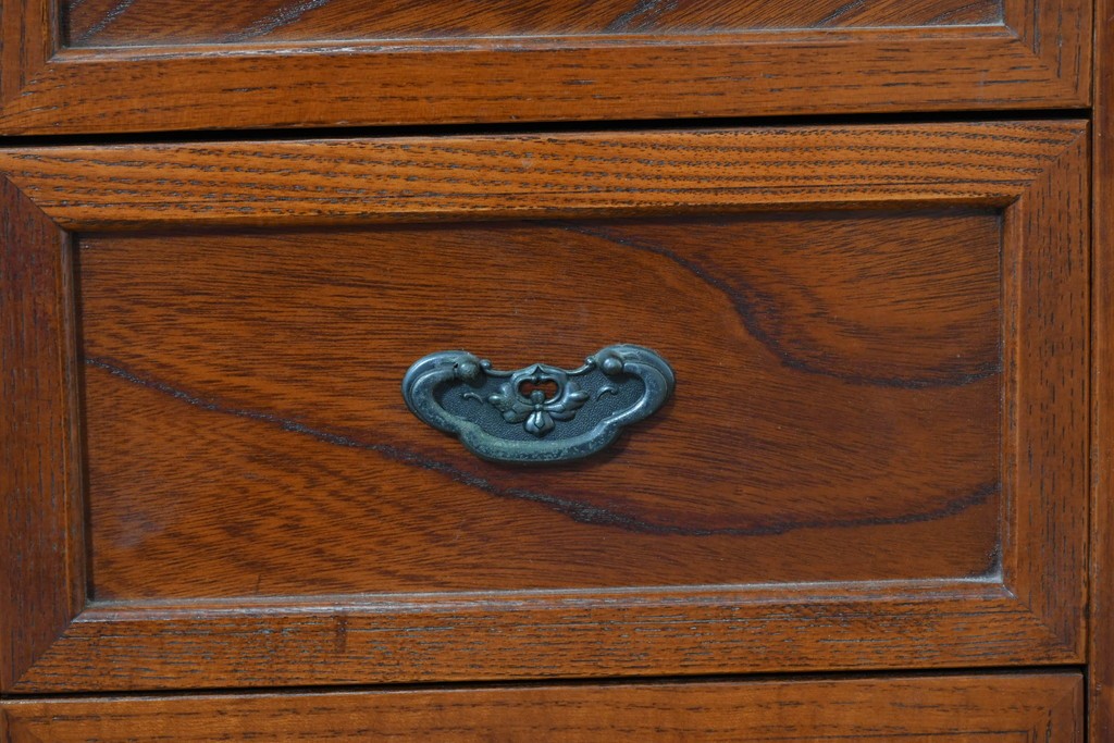 中古　欅(ケヤキ)材　引き戸と引き出しを備えた木目の美しいローボード　(R-086391)