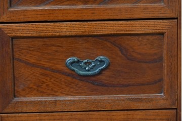 中古　欅(ケヤキ)材　引き戸と引き出しを備えた木目の美しいローボード　(R-086391)