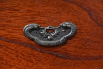 中古　欅(ケヤキ)材　引き戸と引き出しを備えた木目の美しいローボード　(R-086391)