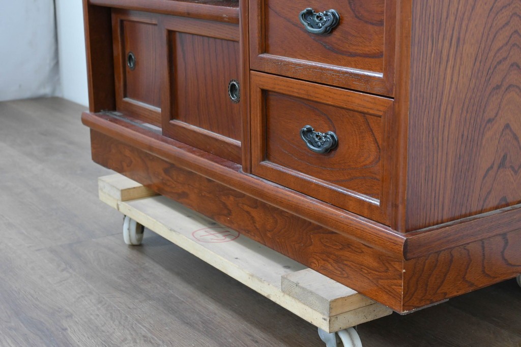 中古　欅(ケヤキ)材　引き戸と引き出しを備えた木目の美しいローボード　(R-086391)