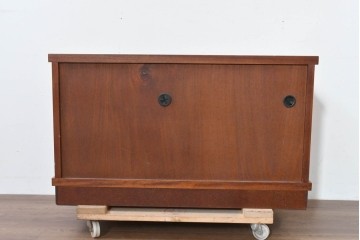 中古　欅(ケヤキ)材　引き戸と引き出しを備えた木目の美しいローボード　(R-086391)