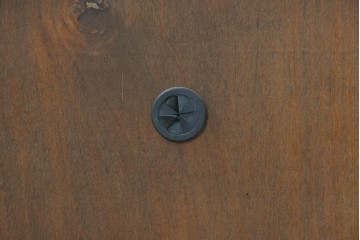 中古　欅(ケヤキ)材　引き戸と引き出しを備えた木目の美しいローボード　(R-086391)