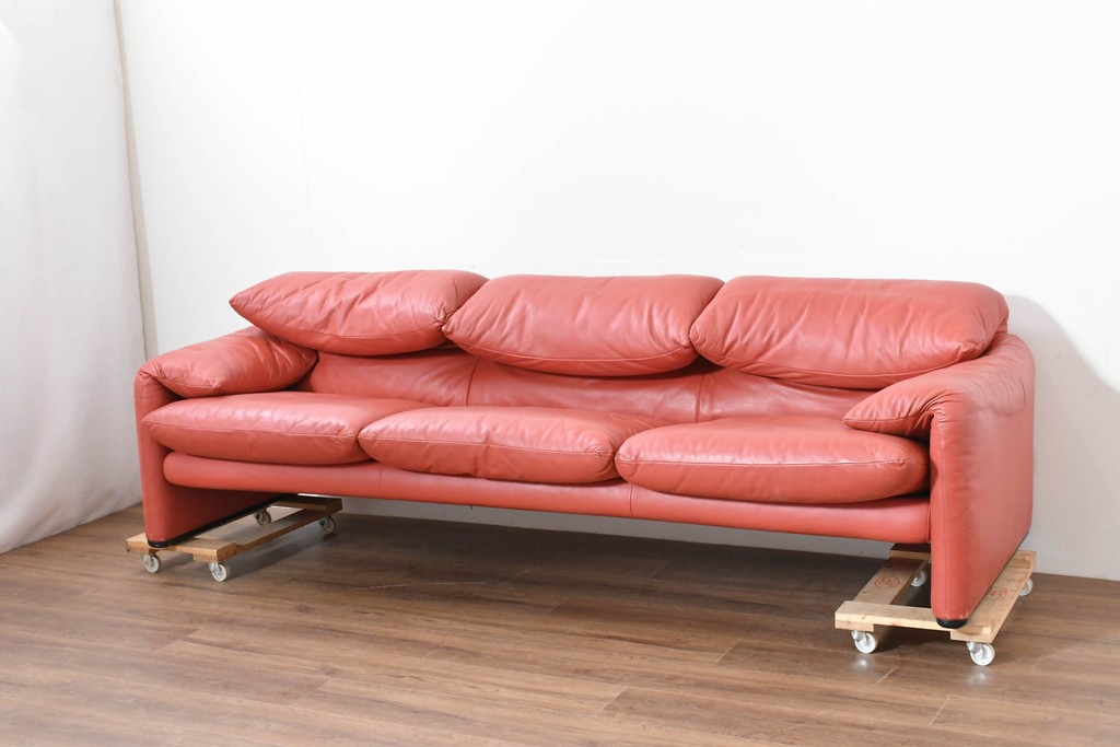 ヴィンテージ　リプロダクト品　Cassina(カッシーナ)　MARALUNGA(マラルンガ)　本革　視線を引き付ける赤レザーの3人掛けソファ　(R-086393)
