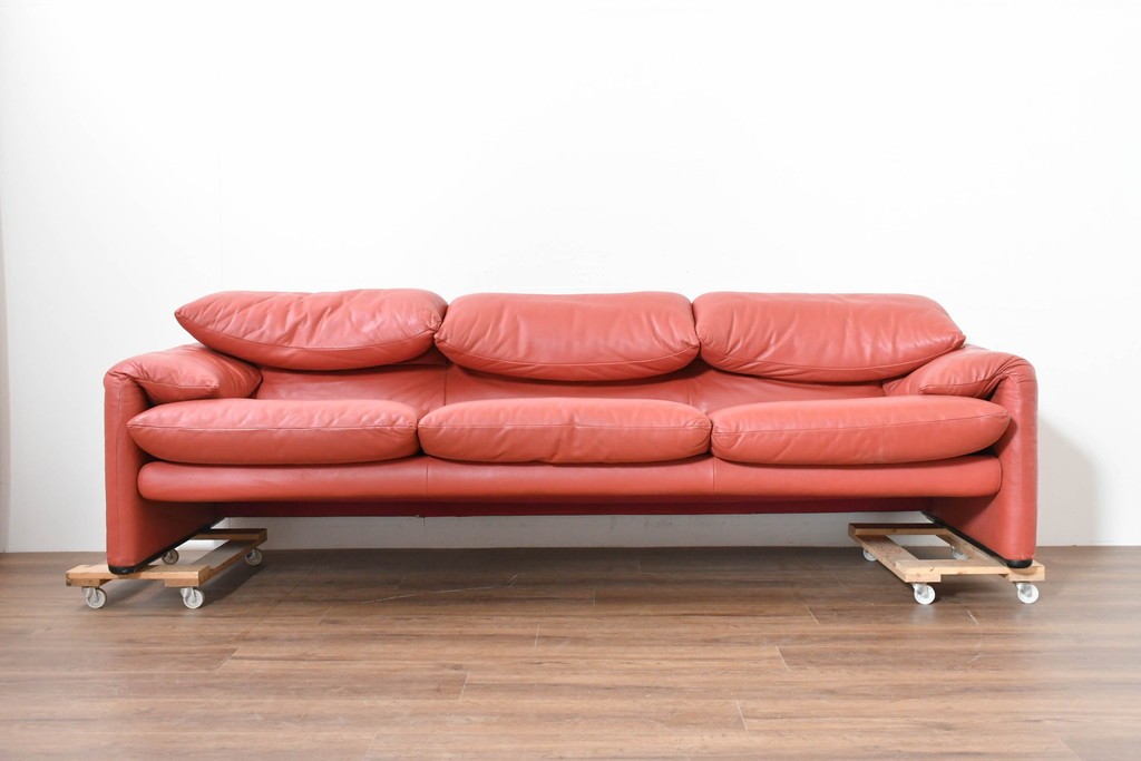 ヴィンテージ　リプロダクト品　Cassina(カッシーナ)　MARALUNGA(マラルンガ)　本革　視線を引き付ける赤レザーの3人掛けソファ　(R-086393)