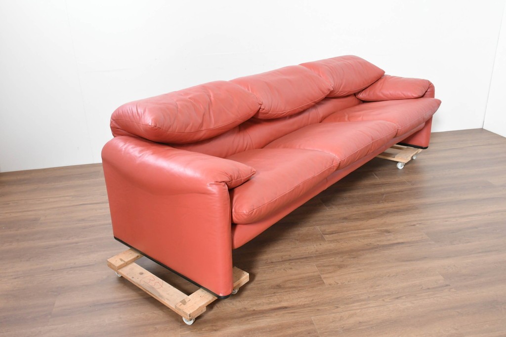 ヴィンテージ　リプロダクト品　Cassina(カッシーナ)　MARALUNGA(マラルンガ)　本革　視線を引き付ける赤レザーの3人掛けソファ　(R-086393)
