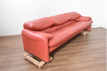 ヴィンテージ　リプロダクト品　Cassina(カッシーナ)　MARALUNGA(マラルンガ)　本革　視線を引き付ける赤レザーの3人掛けソファ　(R-086393)
