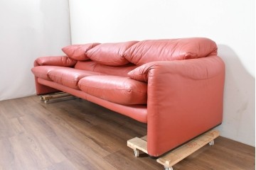 ヴィンテージ　リプロダクト品　Cassina(カッシーナ)　MARALUNGA(マラルンガ)　本革　視線を引き付ける赤レザーの3人掛けソファ　(R-086393)