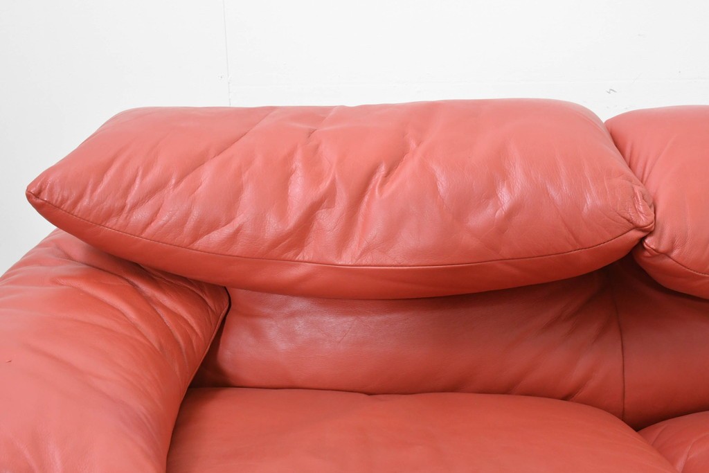 ヴィンテージ　リプロダクト品　Cassina(カッシーナ)　MARALUNGA(マラルンガ)　本革　視線を引き付ける赤レザーの3人掛けソファ　(R-086393)