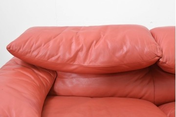 ヴィンテージ　リプロダクト品　Cassina(カッシーナ)　MARALUNGA(マラルンガ)　本革　視線を引き付ける赤レザーの3人掛けソファ　(R-086393)