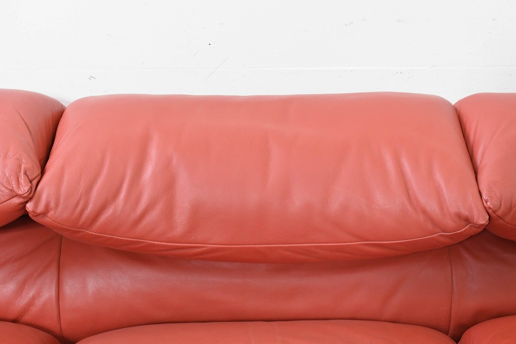 ヴィンテージ　リプロダクト品　Cassina(カッシーナ)　MARALUNGA(マラルンガ)　本革　視線を引き付ける赤レザーの3人掛けソファ　(R-086393)