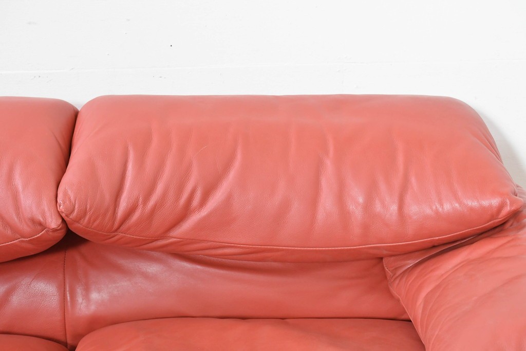 ヴィンテージ　リプロダクト品　Cassina(カッシーナ)　MARALUNGA(マラルンガ)　本革　視線を引き付ける赤レザーの3人掛けソファ　(R-086393)