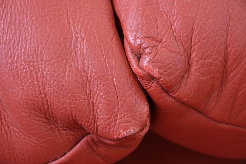 ヴィンテージ　リプロダクト品　Cassina(カッシーナ)　MARALUNGA(マラルンガ)　本革　視線を引き付ける赤レザーの3人掛けソファ　(R-086393)