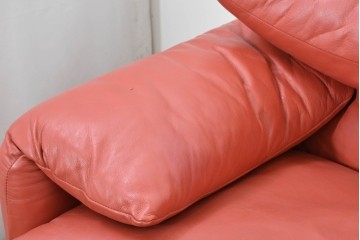 ヴィンテージ　リプロダクト品　Cassina(カッシーナ)　MARALUNGA(マラルンガ)　本革　視線を引き付ける赤レザーの3人掛けソファ　(R-086393)