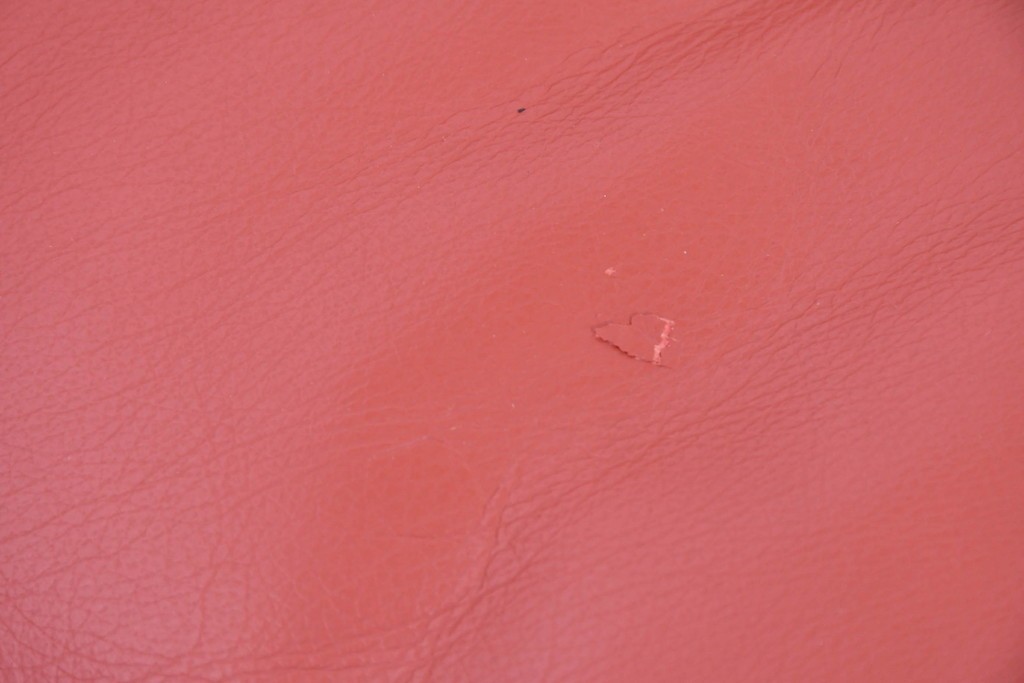 ヴィンテージ　リプロダクト品　Cassina(カッシーナ)　MARALUNGA(マラルンガ)　本革　視線を引き付ける赤レザーの3人掛けソファ　(R-086393)